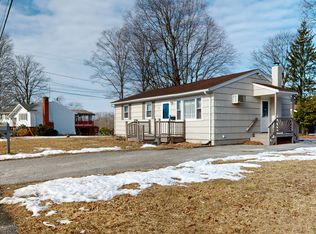 8 Lakeview Rd, Stockholm, NJ 07460