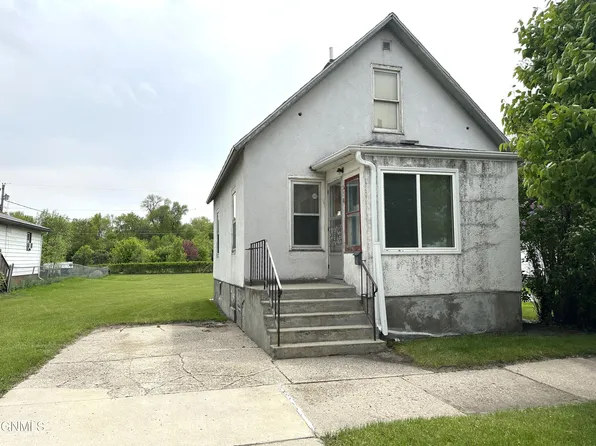 641 2nd St SW, Jamestown, ND 58401