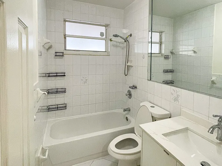 Bathroom 1 / Bano 1