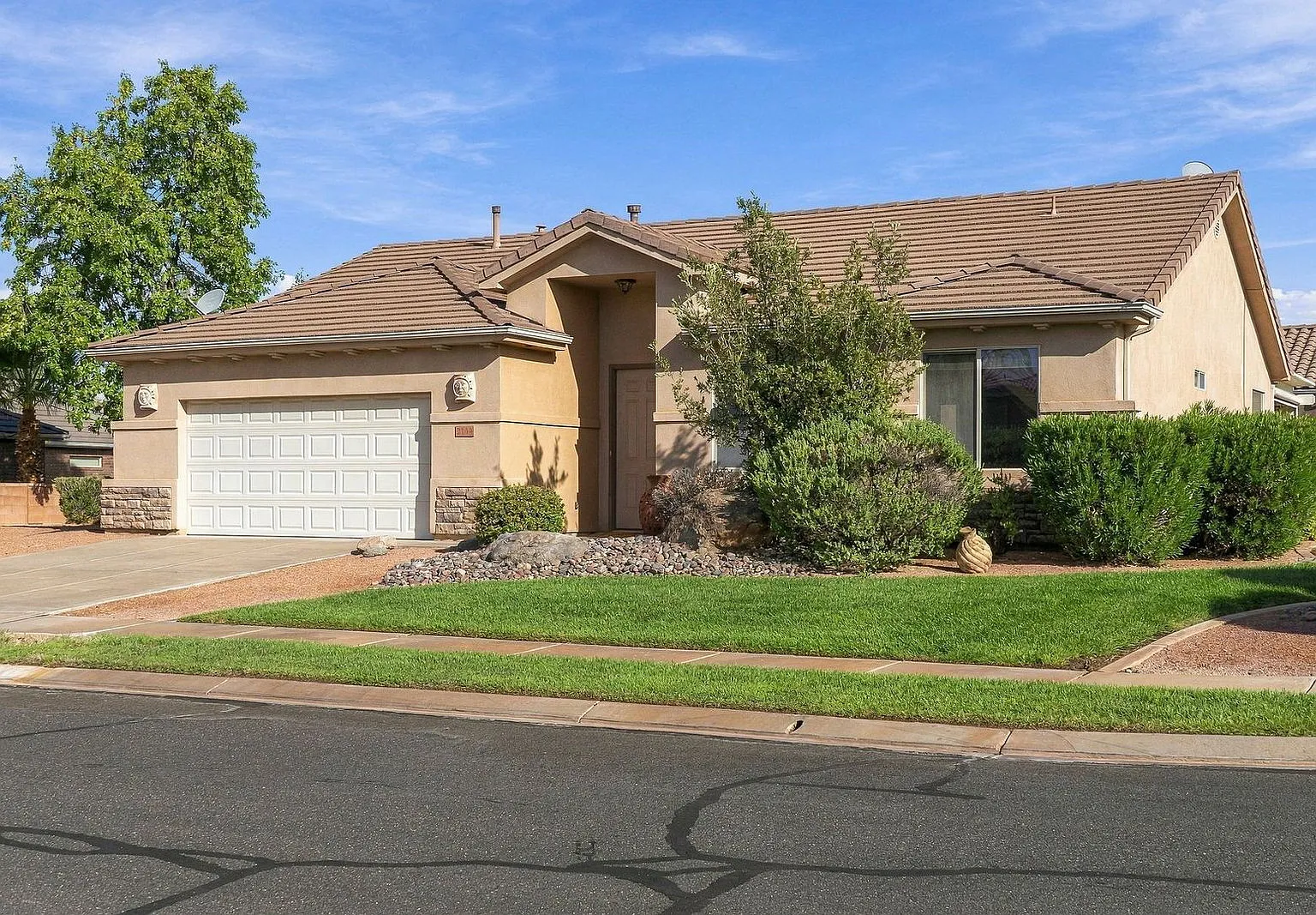 3 bed, 2.0 bath, 1510 sqft, $1,975 — Photo 1