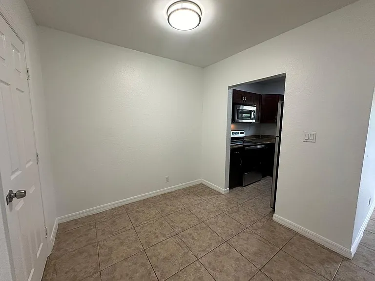 2640 NE 8th Ave — Photo 11