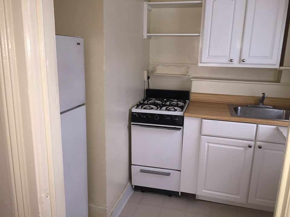 2nd image of 107 Caroline St APT D