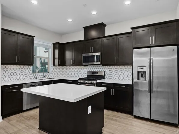 1137 Delpy View Pt, Vista, CA 92084