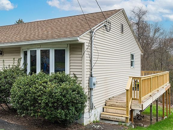 3rd image of 7 Leslie Ln