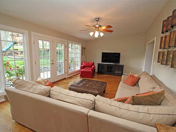 5th image of 114 W Glenwood Ln