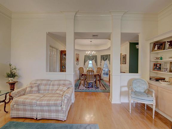 4th image of 712 Burlington Cir