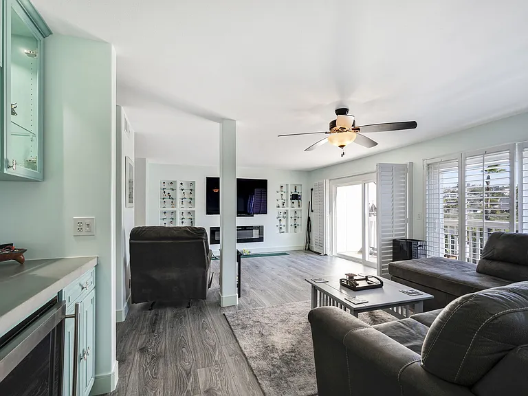 Livingroom with recliner and 75 inch LG qLED smart TV