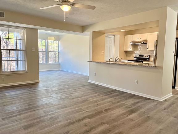 Open floor plan: Family room, sun room, kitchen