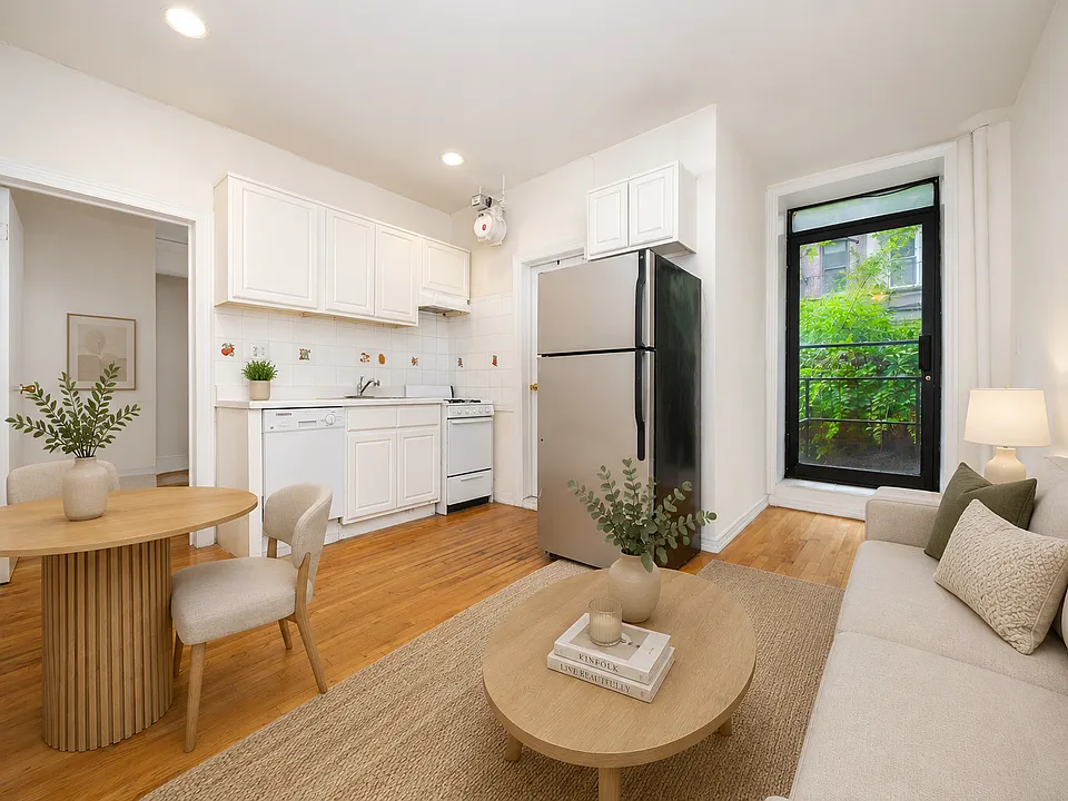 208 E 7th St #4F