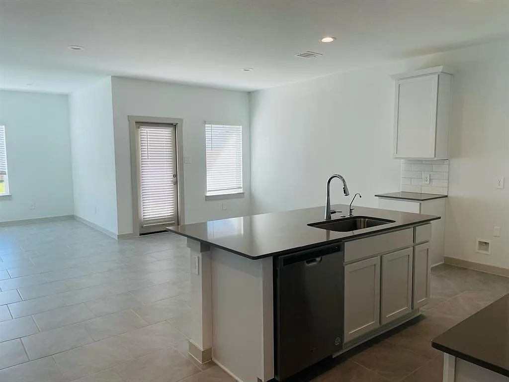 4 bed, 3.0 bath, 2175 sqft, $2,299 — Photo 3