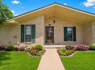 487 Edgewood Ave, Giddings, TX 78942