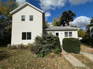 529 E Calhoun St, Woodstock, IL 60098