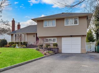 34 Hunter Place, Smithtown, NY 11787
