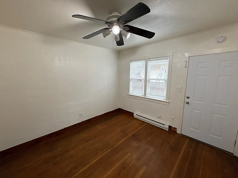 633 Thompson Ave NE — Photo 2