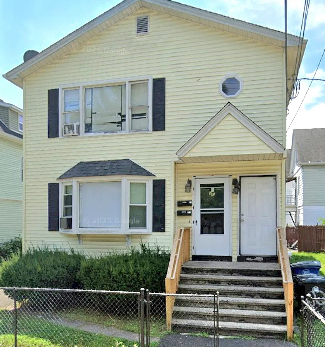 3 bed, 1144 sqft, $2,100 — Photo 1