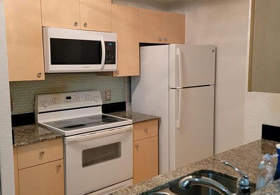 4th image of 2438 Centergate Dr #102