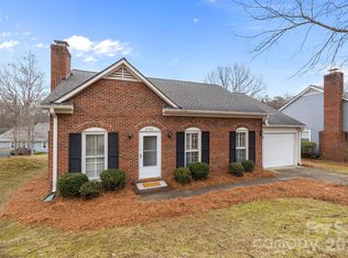 2704 Hillmont Dr, Charlotte, NC 28226
