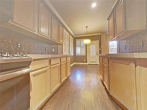 3rd image of 12700 Oakwood Cir