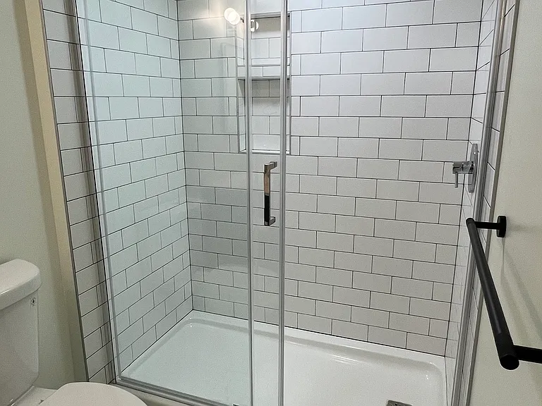 Huge, fully-tiled rainshower.