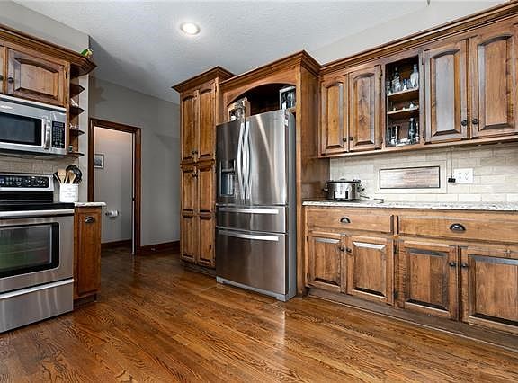 3rd image of 1020 Hawthorne Dr