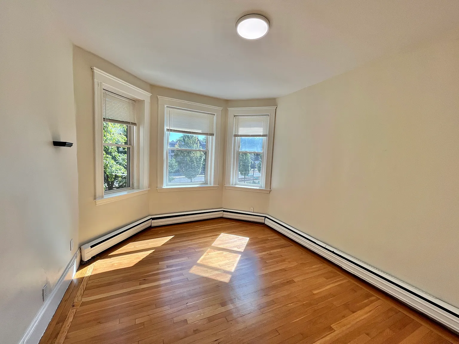 3 bed, 999 sqft, $3,000 — Photo 2