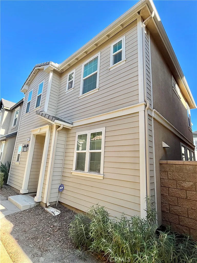 3 bed, 2.5 bath, 1742 sqft, $3,300 — Photo 1