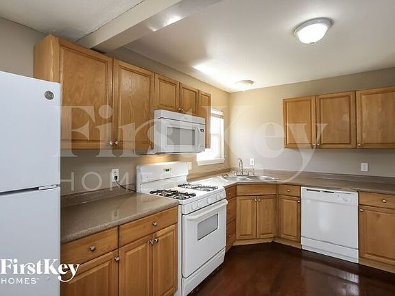 5th image of 717 N Sunset Dr