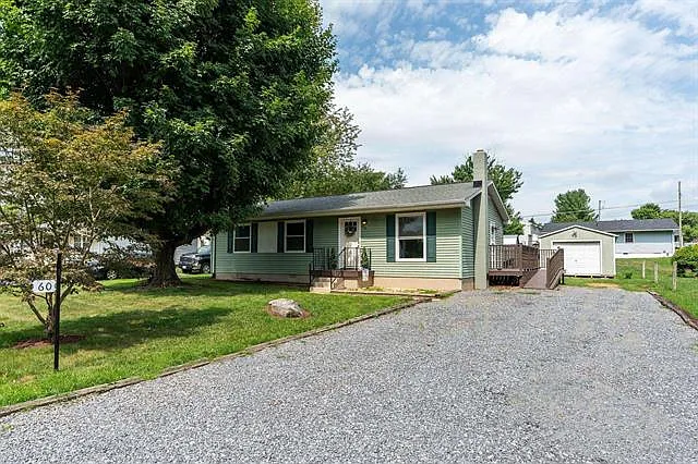 3 bed, 1.5 bath, 1041 sqft, $1,650 — Photo 2