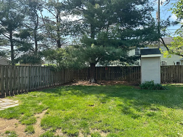 327 Georgetowne Ct — Photo 16