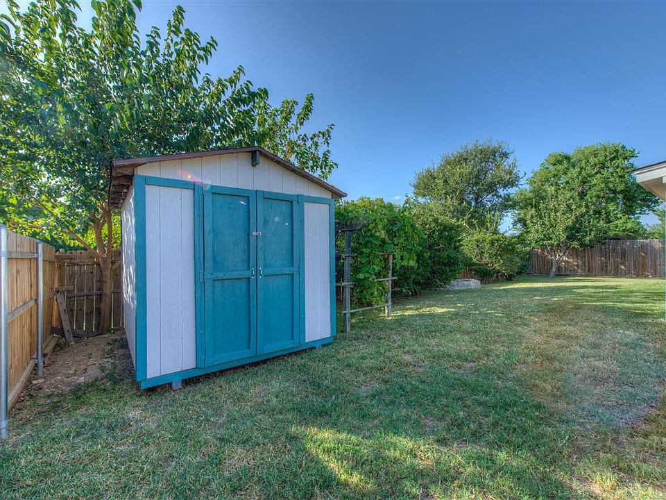 1st image of 604 Sweetgum Ln