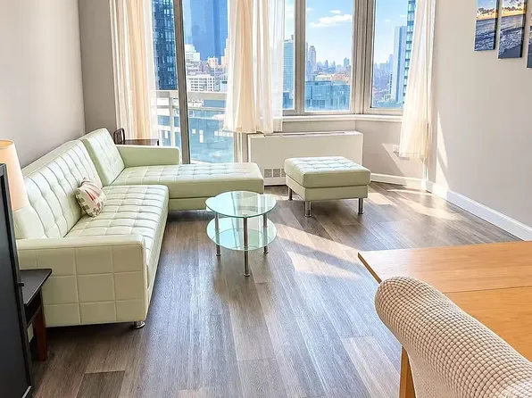 500 W 43rd St, New York, NY