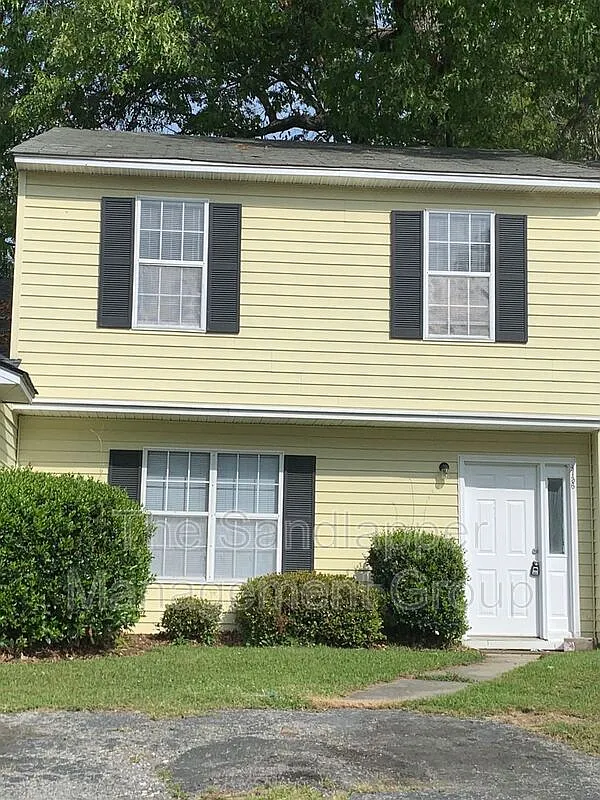 3 bed, 1.5 bath, 1210 sqft, $1,900 — Photo 1