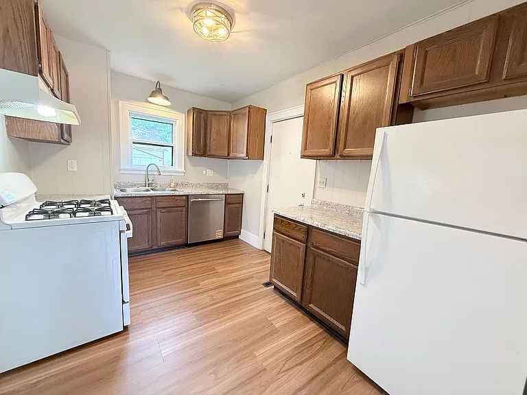 801 Samantha St — Photo 3
