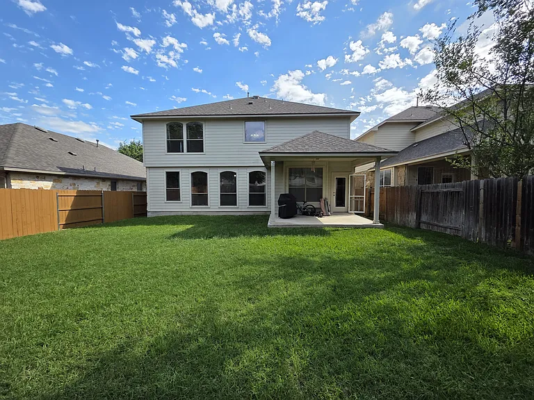 Large deep squarish backyard is wide enough for badminton, volleyball, mini-soccer practice areas. Or just simple relaxation in your private time.