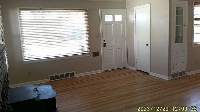 4 bed, 2.0 bath, 2104 sqft, $2,000 — Photo 2