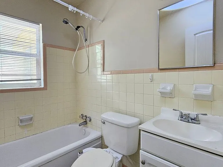 1216 E Myrtle St — Photo 14