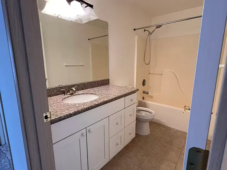 1160 Monroe Ave NE #D4 — Photo 16