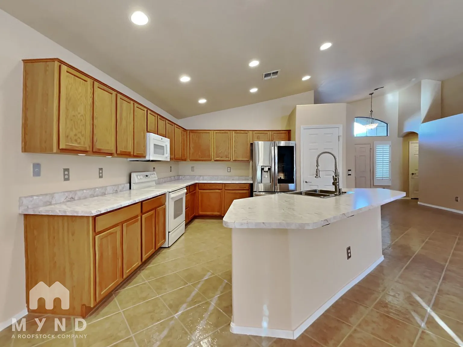 3 bed, 2.0 bath, 1972 sqft, $2,015 — Photo 3