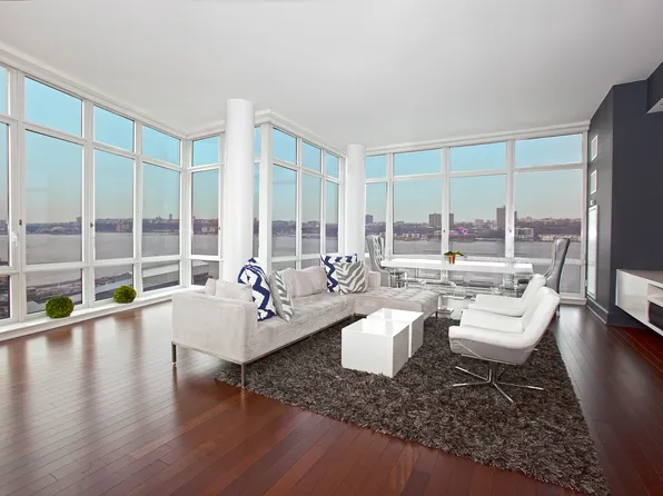 60 Riverside Boulevard image 2 of 16