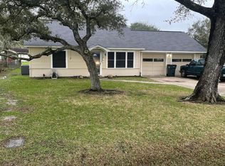 617 Gilbert St, Edna, TX 77957