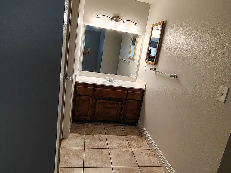 939 Claremont Ct — Photo 13