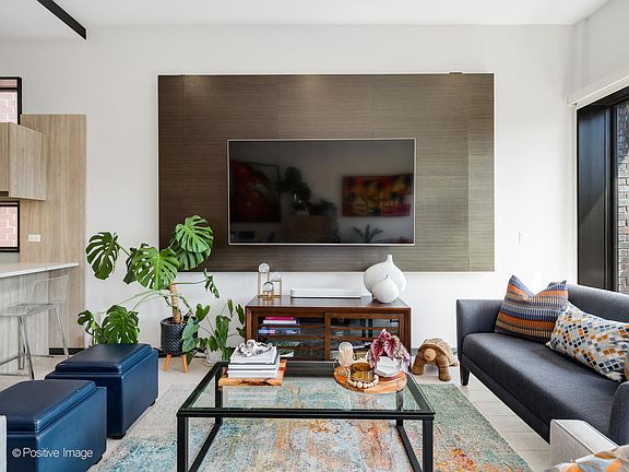 5th image of 1064 N Paulina St #3