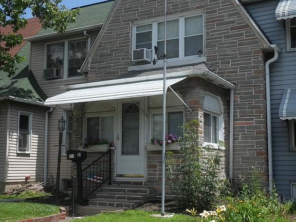 Well Kept Yard w/ Landscaping