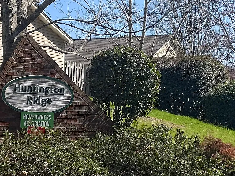 114 Huntington Cir — Photo 2