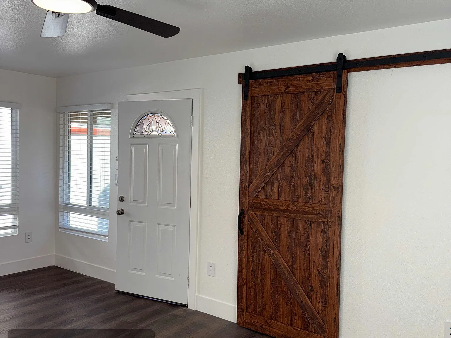 3 bed, 1100 sqft, $3,255 — Photo 2