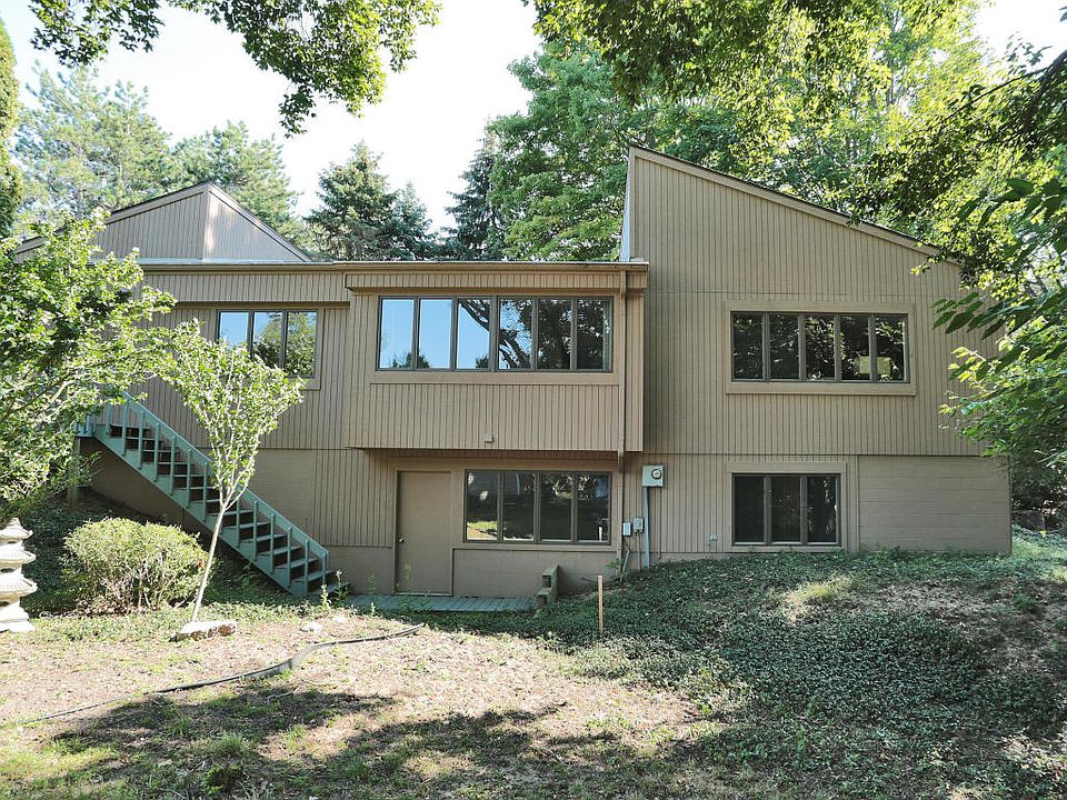 1st image of 535 Leggat St