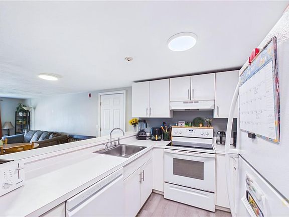3rd image of 200 Woodlawn Ave APT 203