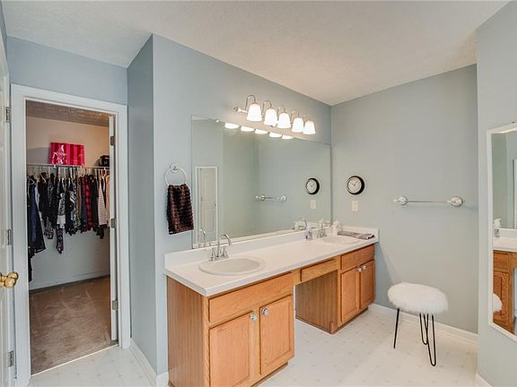 5th image of 915 Park Place Dr