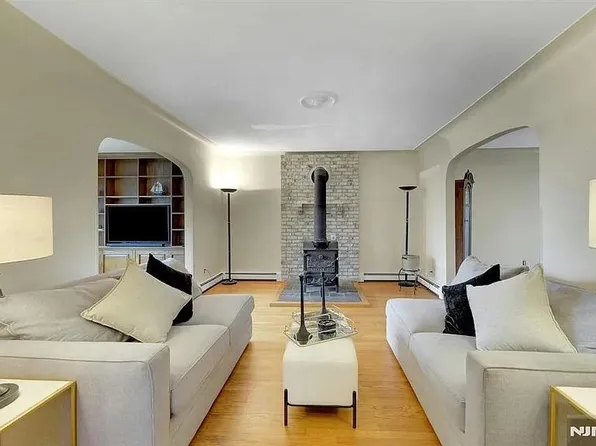 451 Wilfred Terrace image 3 of 21