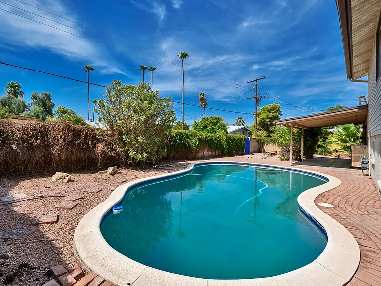 525 E Alameda Dr — Photo 2